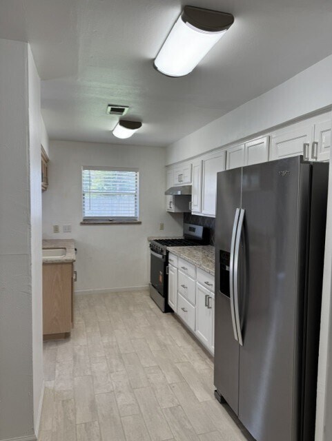 Foto del edificio - 5607 Viking Dr