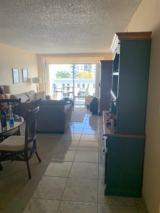 Foto del edificio - 3716 NE 168th St
