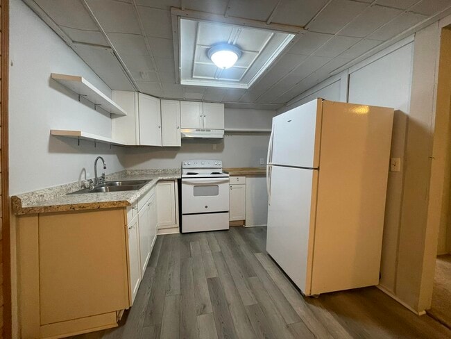 Building Photo - 909 Mapoles St