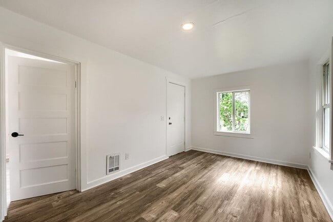 Building Photo - Bright & Charming 2bed/1bath + Den Home in Tacoma!