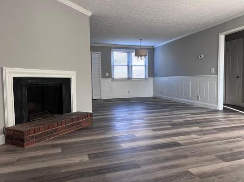 Building Photo - Charming 3 Bedroom Home with Fireplace in ...