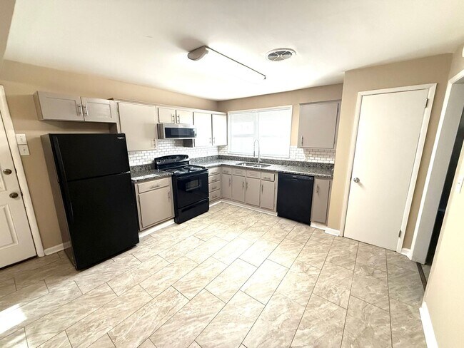 Building Photo - ** 3 Bed 1.5 Bath located off Zelda Road**...