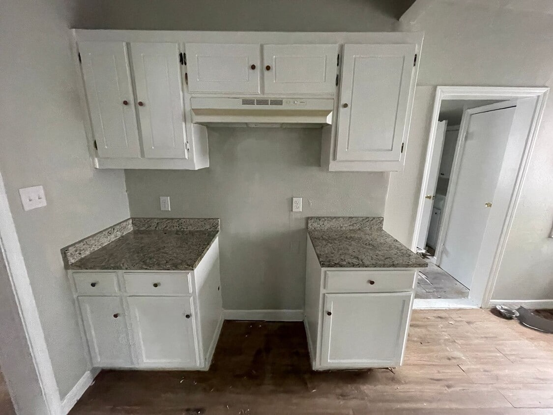 Building Photo - 2 bedroom, 1 bath