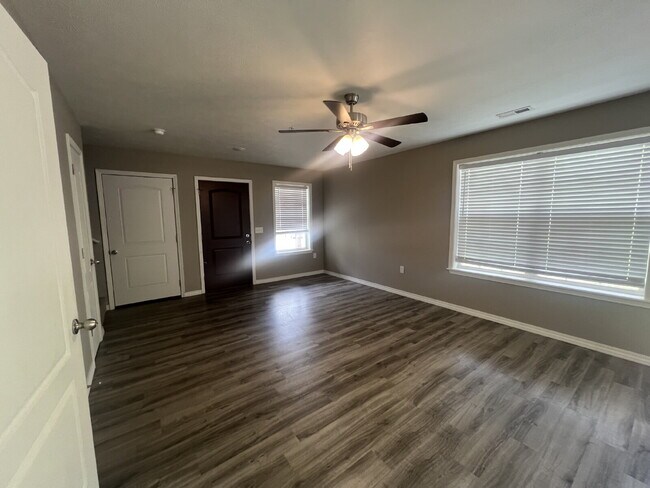 Foto del edificio - Cute town house with lawncare included!