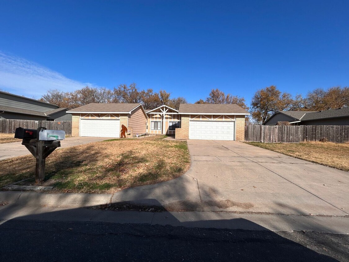 Foto principal - Spacious 3 Bedroom, 2 Bath Duplex