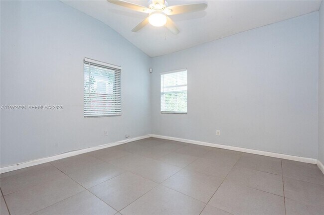 Foto del edificio - 330 NE 86th St