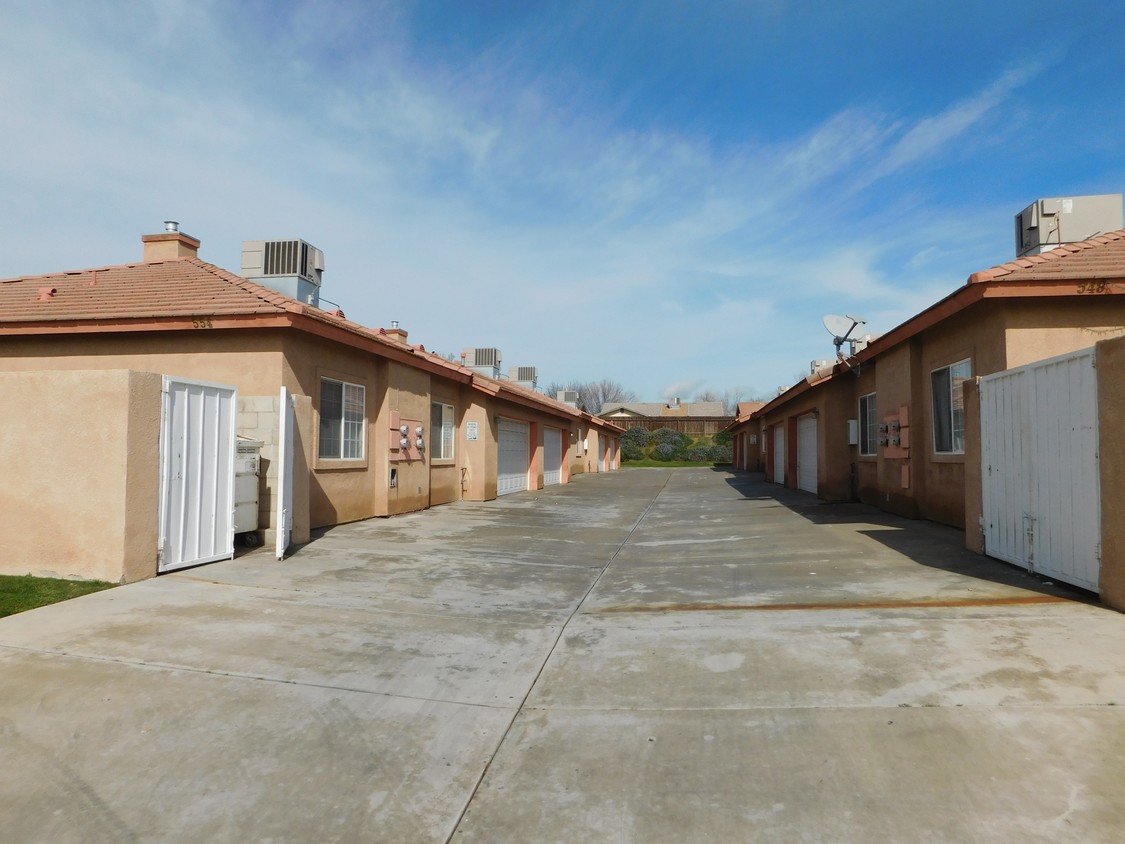 Driveway access to garages - 554 Yellow Meadow Ct