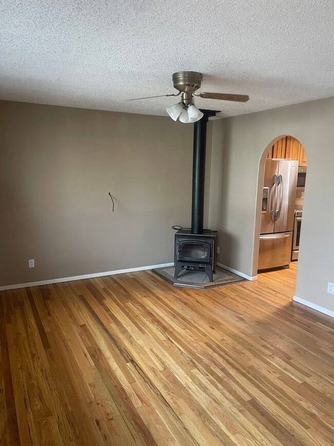 Building Photo - Charming clean and updated 3 bed w/ baseme...