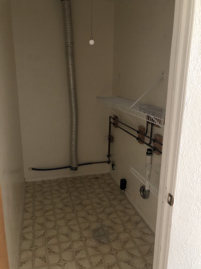 Laundry w/d hookups - 633 S 11th St