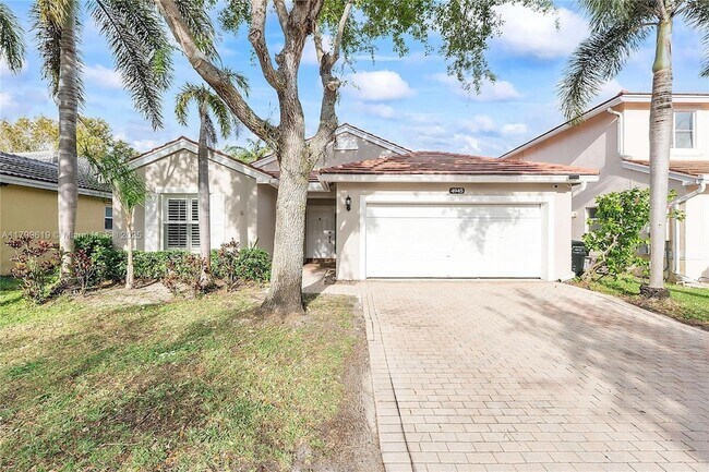 Foto del edificio - 4945 SW 34th Terrace