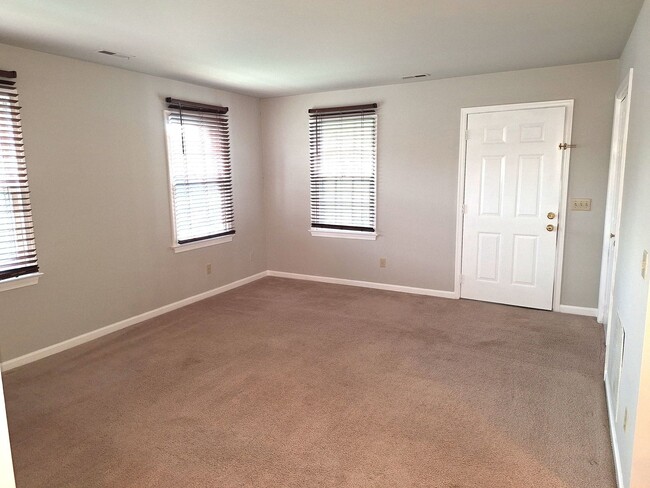 Building Photo - 2 bedroom/ 2 bathroom- Campus Court