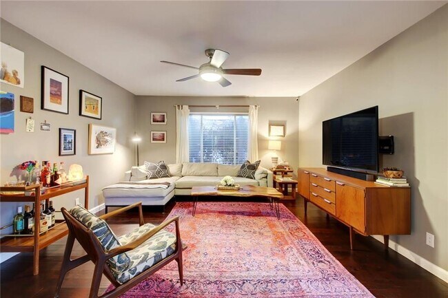 Foto del edificio - 7807 Lazy Ln