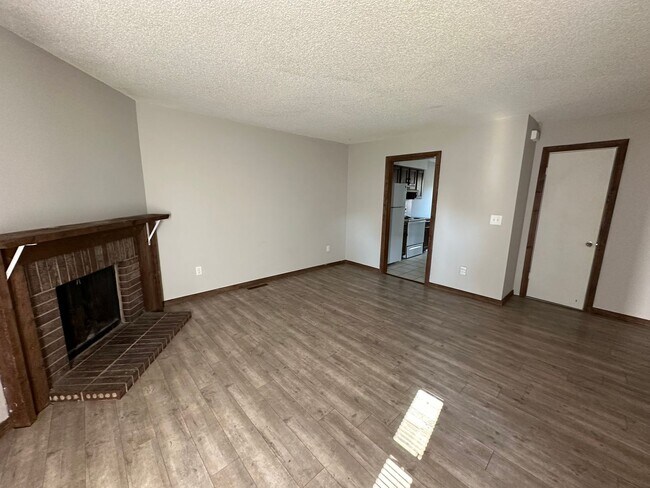 Foto del edificio - Cute Twin Home on East Side - $250 Off 1st...