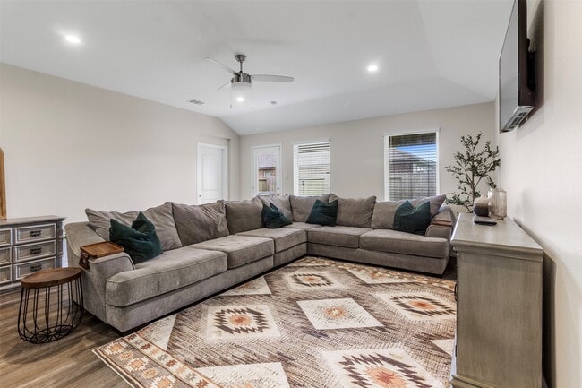 Building Photo - 1008 Llano Trl