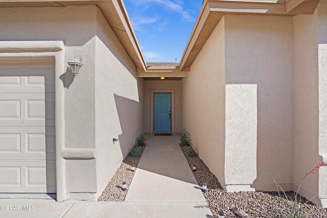 Building Photo - 6732 Crucero Del Sol Dr