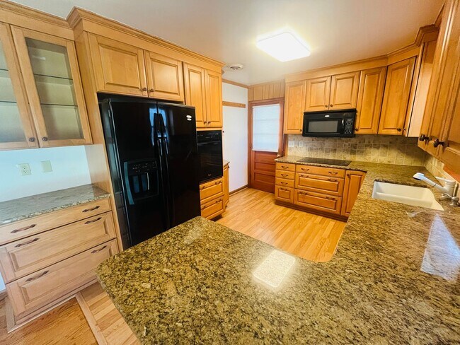 Building Photo - 3 Bedroom, 1.5 Bathroom House