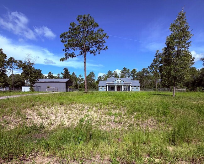 Foto del edificio - Gated 10-Acre Luxury Retreat with 40x60 Shop & Barn!