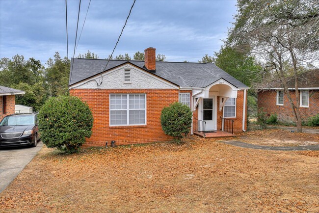 Building Photo - 2 Bedroom home available 11/1/24 near Down...