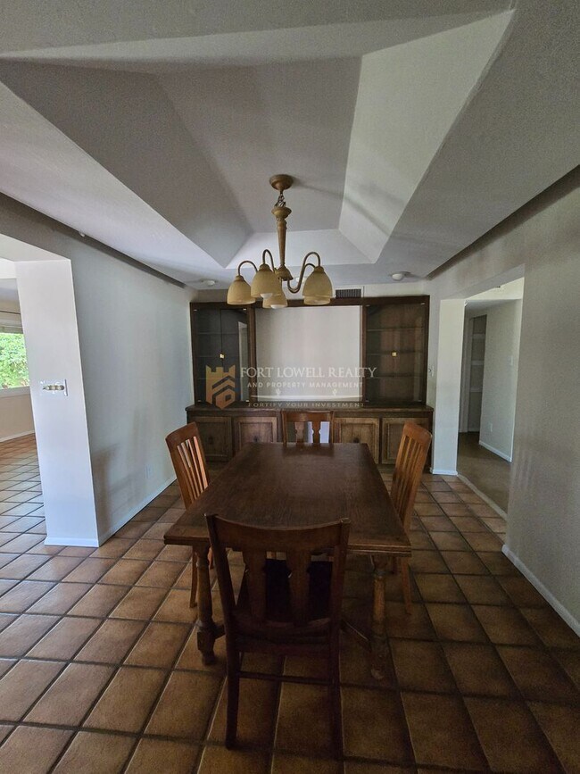 Building Photo - Vintage 3 Bedroom, 2 Bath Home with all the Modern Conveniences!