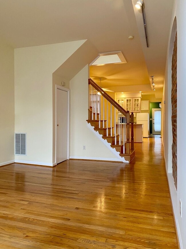 Building Photo - Gorgeous 2Bed/2.5Bath Townhome with Roofto...