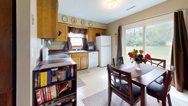 Foto del edificio - Attached Garage - Spacious 2 bedrooms