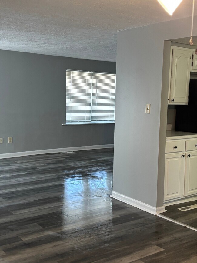 Building Photo - 3967 Pharo Dr