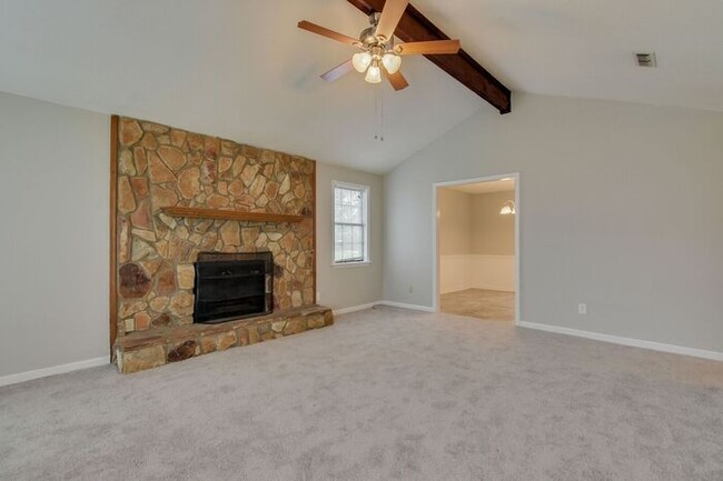 Building Photo - Snag this 4 Bedroom Quickly
