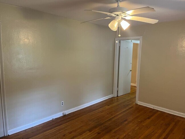 Foto del edificio - 3 bed/ 1 bath house, fenced-in yard! Avail...