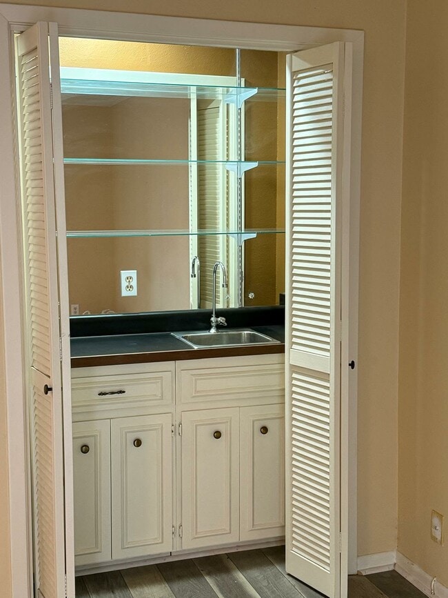 Building Photo - 7926 Broadway