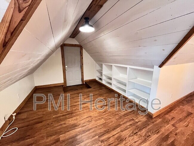 Building Photo - 122 W Pine St