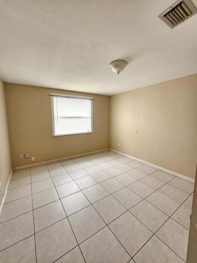 Building Photo - 6979 S Autrey Ave