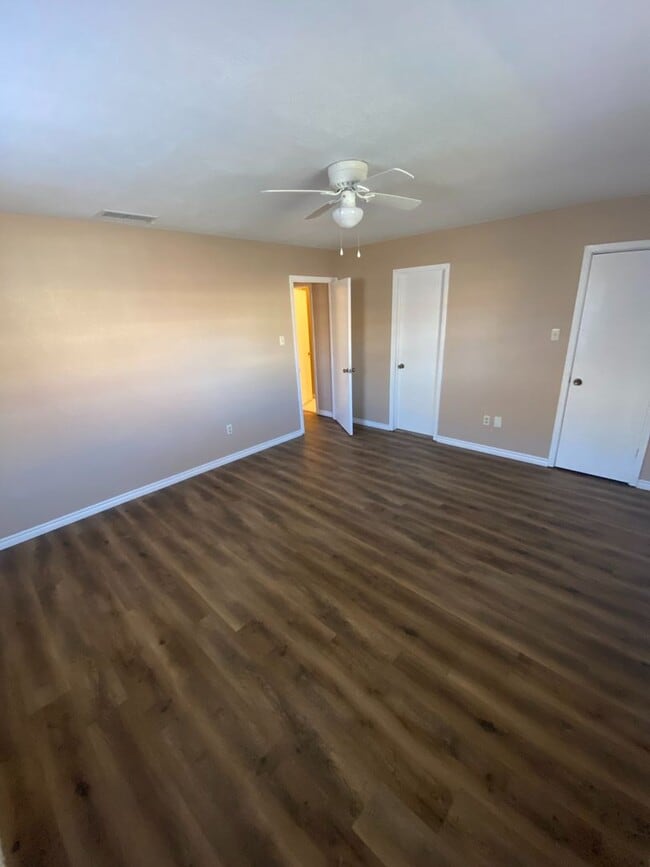 Building Photo - 566 Scotland Ct