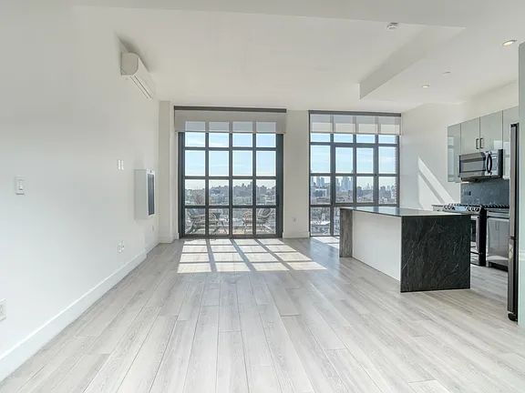 Foto del edificio - "Cozy 1-Bedroom Retreat in the Heart of Astoria – Your Perfect Urban Sanctuary!"