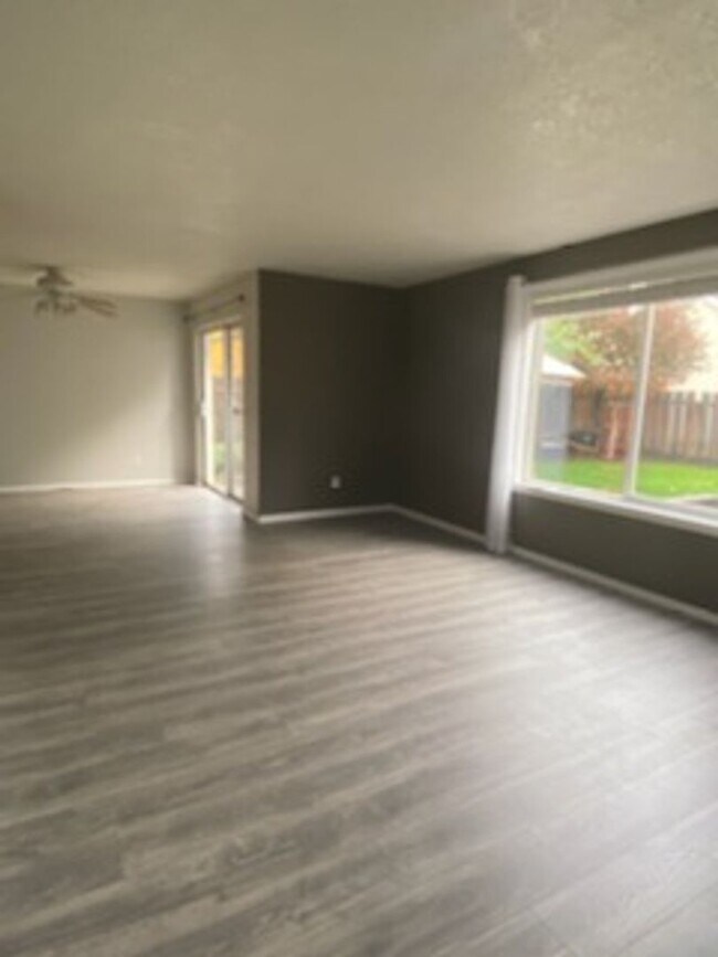 Foto del edificio - 762-770 SW Sitka Dr
