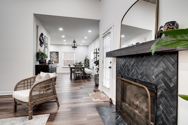 Building Photo - 118 River Chase