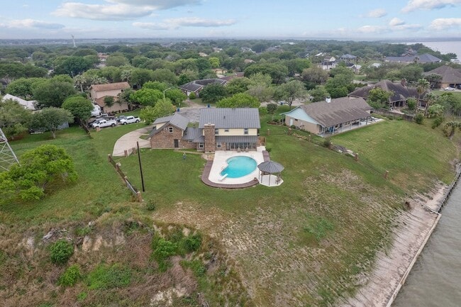 Building Photo - 8 Las Brisas Pl
