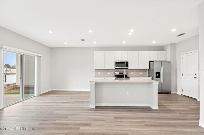 Foto del edificio - 14710 Cashew Ave