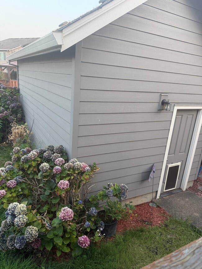 Building Photo - 3030 NW Flame Tree Ln