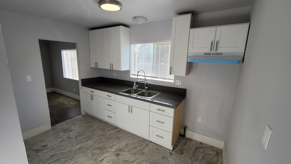 Kitchen - 1701 W 38th Plz