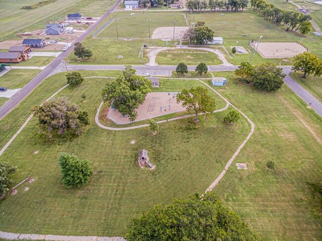 Building Photo - Walking distance to Milford Lake!