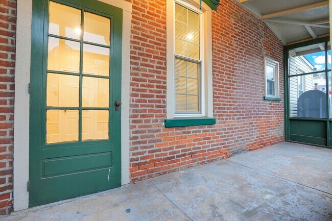 Building Photo - Newly Updated , Spacious 1st Floor Rental ...