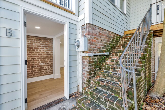 Building Photo - 504 Maupas Ave
