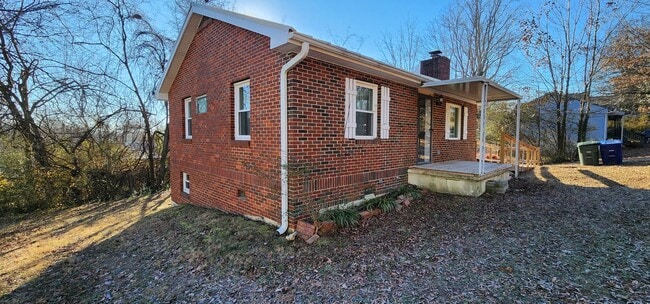 Building Photo - Brick Ranch Available Close to VW and Amazon!
