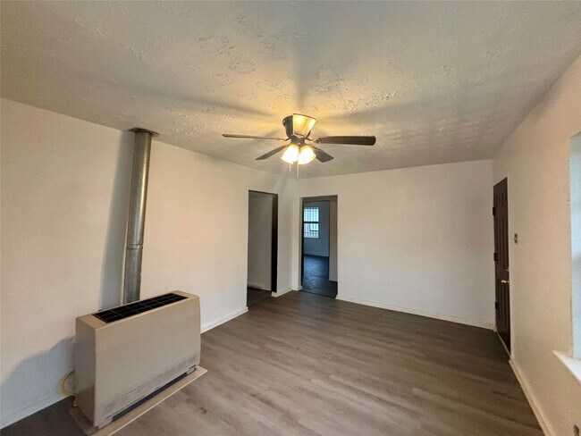 Building Photo - 6814 Covington Dr