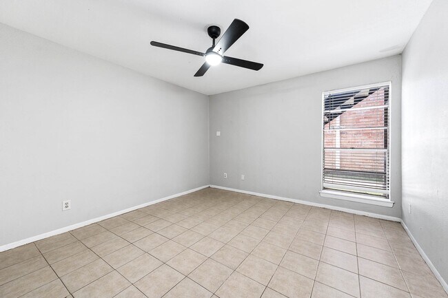 Foto del edificio - 9616 Long Point Rd