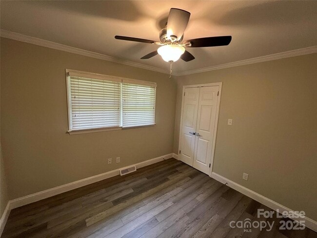 Foto del edificio - 104 Secrest Ave