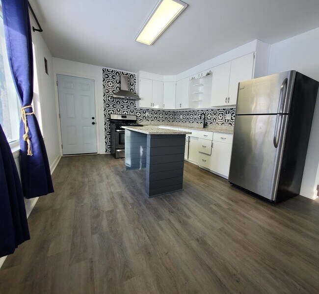 Building Photo - 2 Bed 1 Bath Home w/ Garage