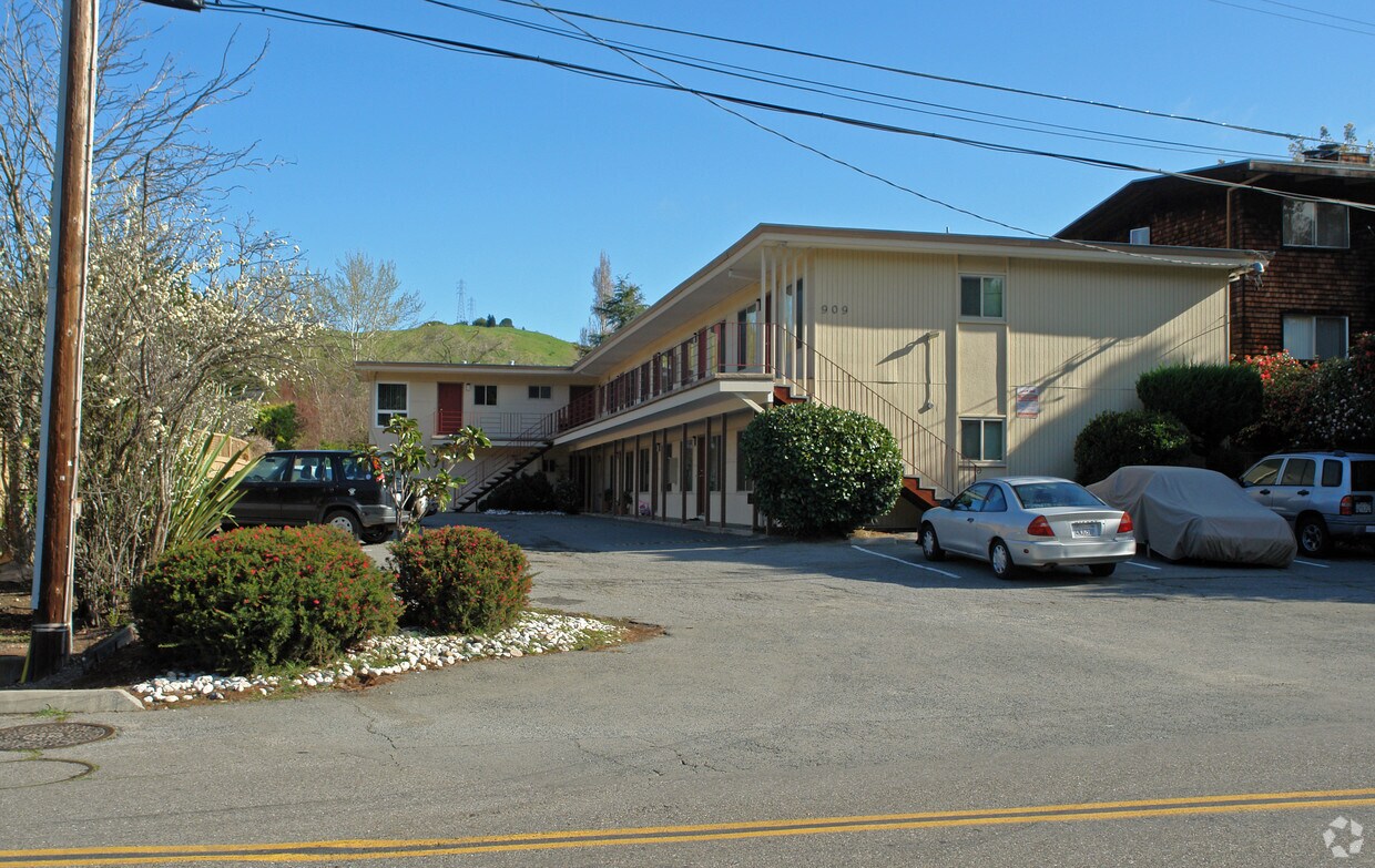 Primary Photo - 909 E Blithedale Ave