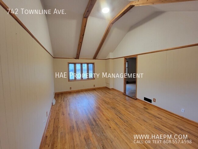 Building Photo - 742 Townline Ave.