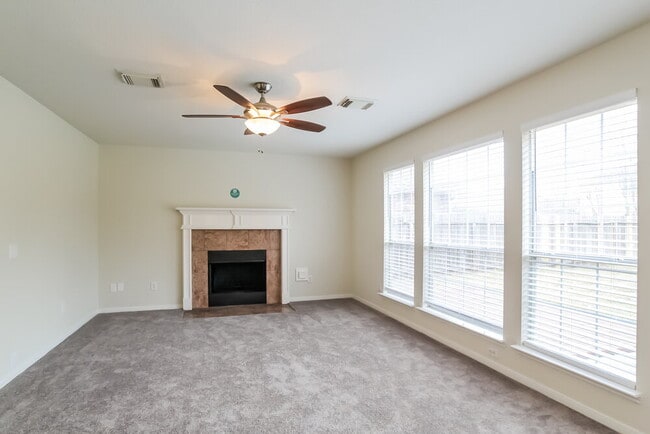 Foto del edificio - 519 Holly Crest Dr